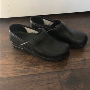 Black leather Danskos